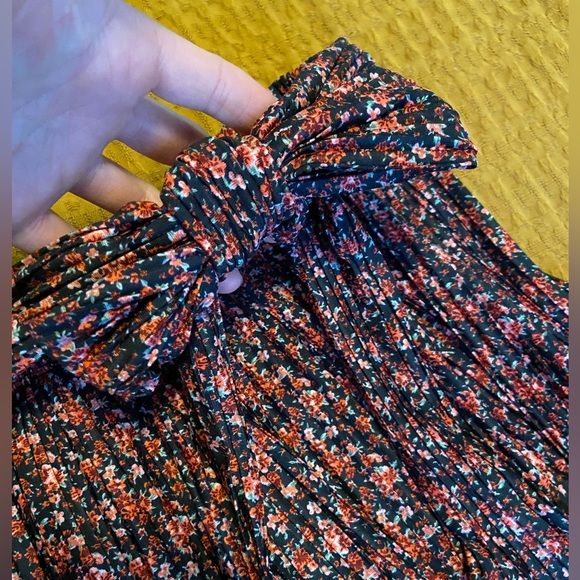 Black and Red Floral, Pleated Mini Skirt with Tie - Picture 5 of 6